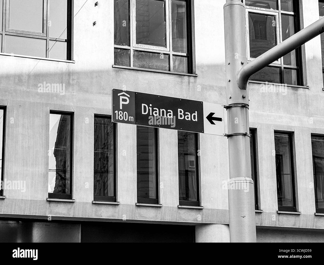 Photo en noir et blanc d'un panneau indiquant Diana Bad, un centre de bien-être et de bain public dans le centre de Vienne. Banque D'Images