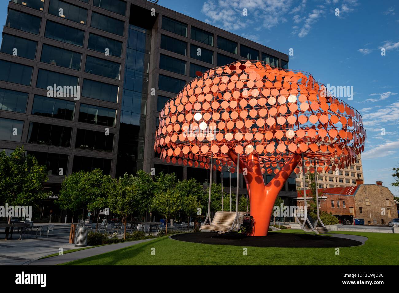 Sculpture d'arbre de couleur orange sur Boise Idaho Banque D'Images