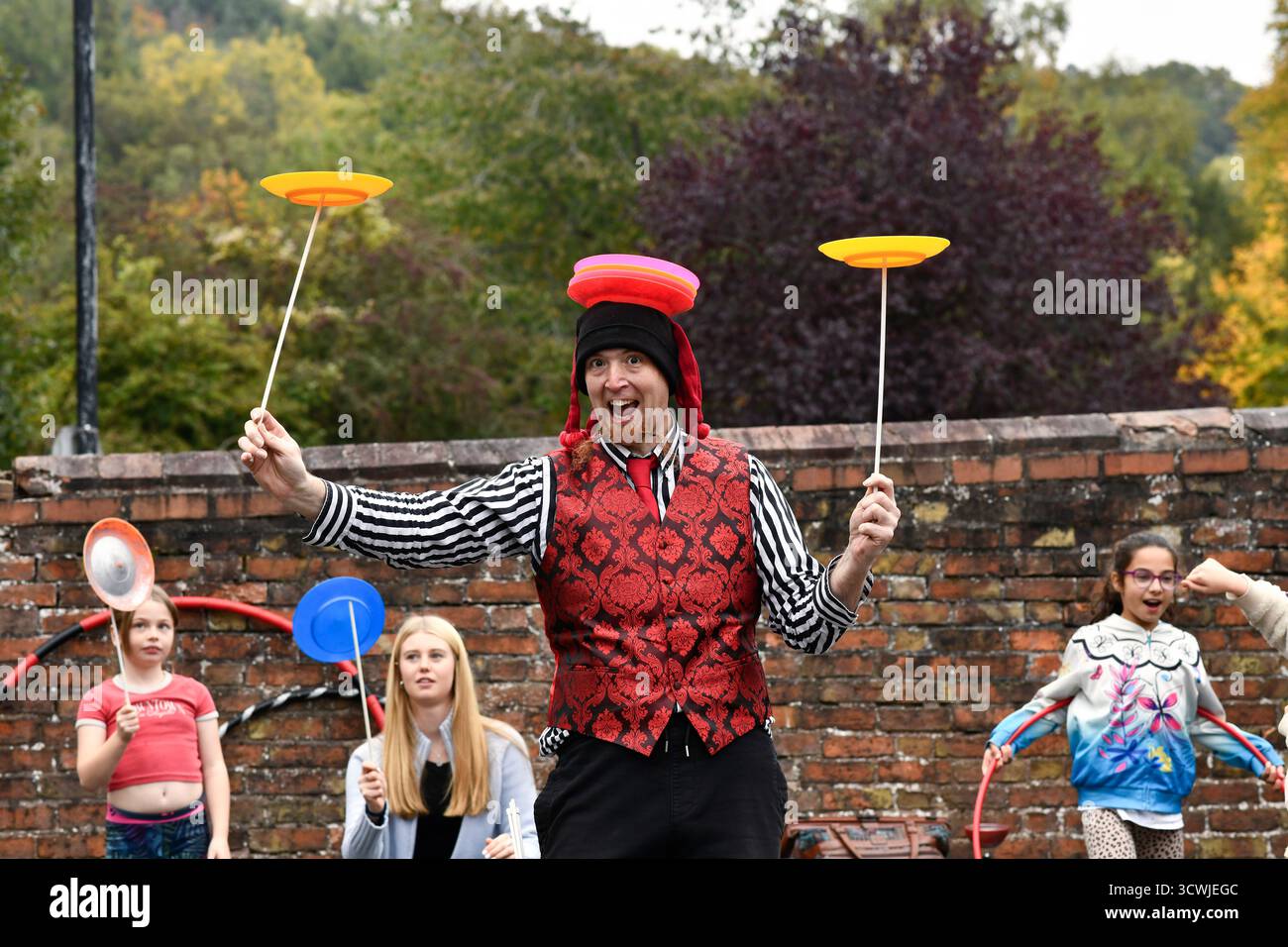 L'artiste de performance visuelle Leo Horton teacing les talents de cirque des enfants à Coalbroodale Apple Day Banque D'Images