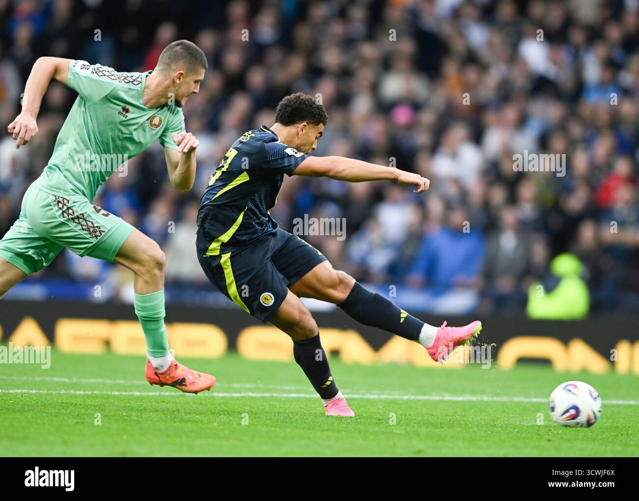 Glasgow, Royaume-Uni. 12 octobre 2025. L'écossais Che Adams marque le 1er but lors du match de qualification européenne Ecosse vs Biélorussie pour la Coupe du monde de la FIFA à Hampden Park, Glasgow. Le crédit photo devrait se lire : Neil Hanna/Sportimage crédit : Sportimage Ltd/Alamy Live News Banque D'Images