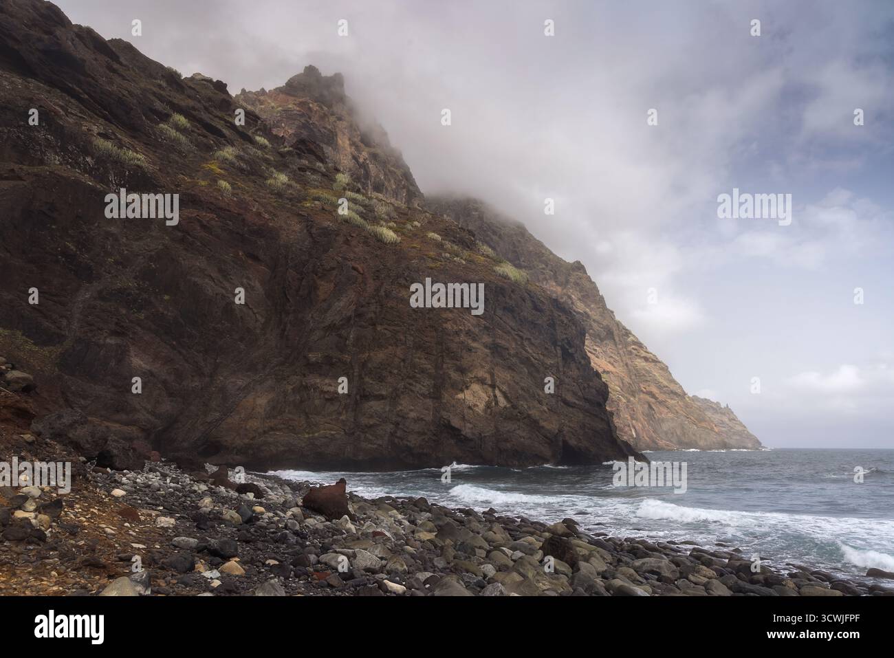 Explorez les superbes falaises et la côte rocheuse de la plage de Tamadite à Tenerife, tandis que les vagues s'écrasent doucement contre le rivage. Banque D'Images