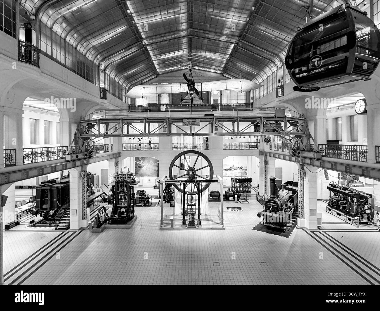 Expositions à l'intérieur du Technisches Museum Wien présentant des véhicules historiques, des moteurs, des machines et des technologies modernes. Banque D'Images