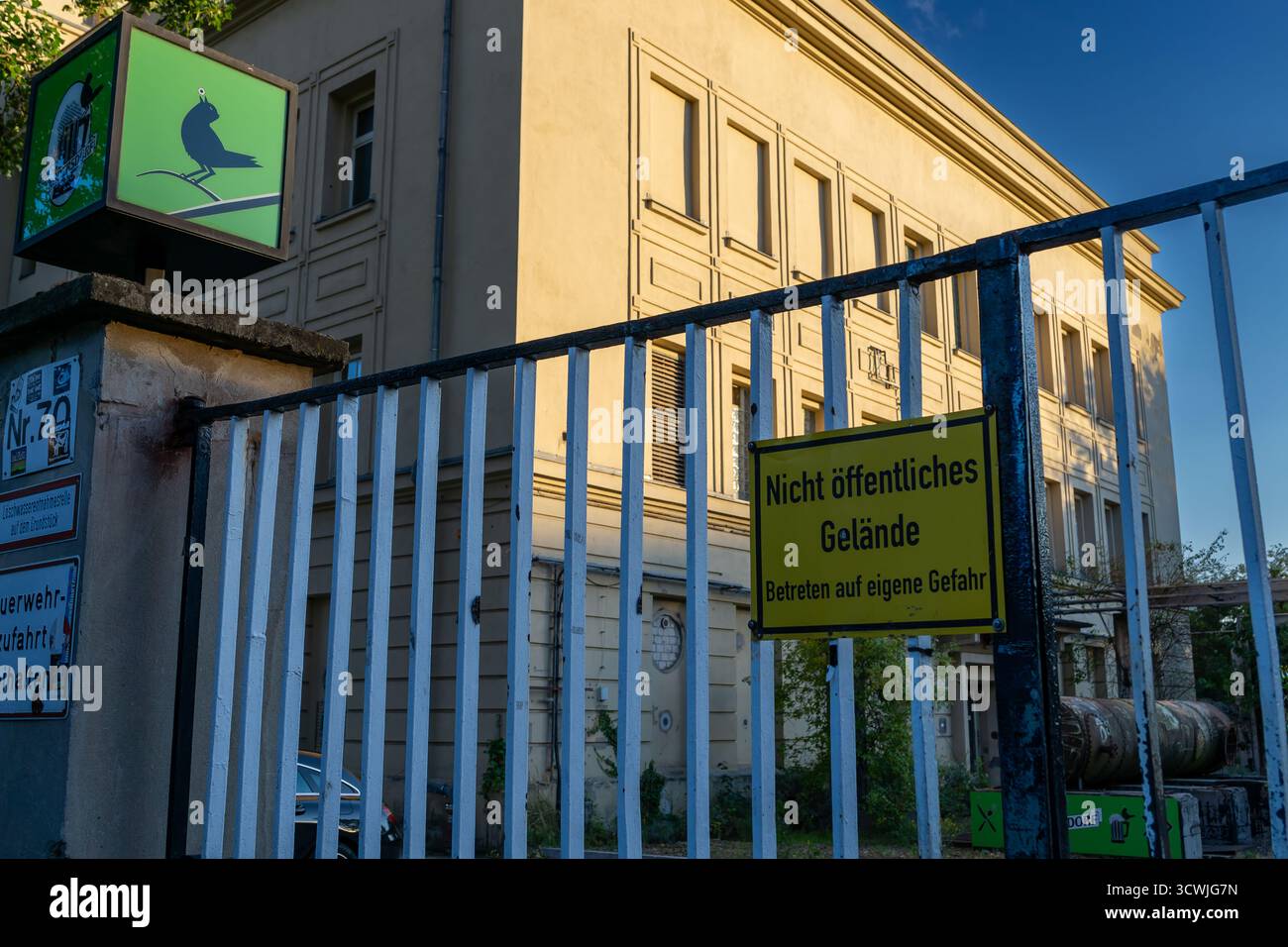 Gros plan de la zone d'entrée de l'emblématique discothèque Berghain à Berlin avec panneau d'avertissement et détails industriels Banque D'Images