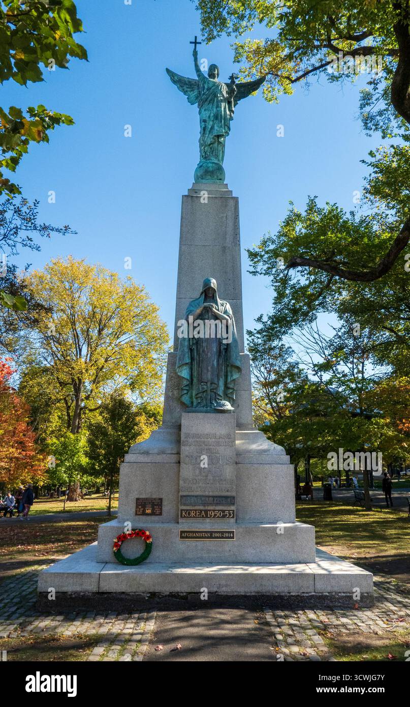 Saint John, N.-B. - CA - 30 septembre 2025 le monument commémoratif de guerre de Saint John par Alfred Howell sur King's Square, avec une statue d'un ange et une autre figure en A. Banque D'Images