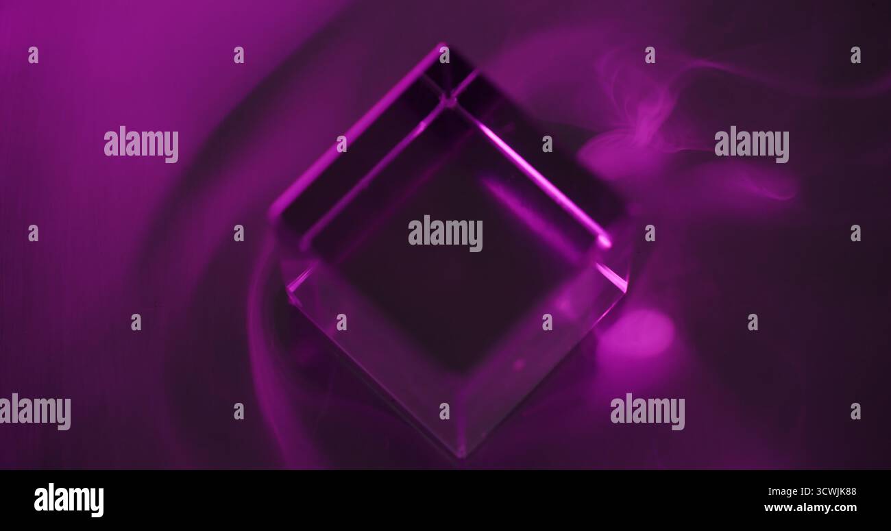 Cube d'encre. Vapeur géométrique néon. Flou couleur violette vapeur acrylique éclaboussure texture de fumée se répandant sur fond d'art créatif abstrait. Banque D'Images
