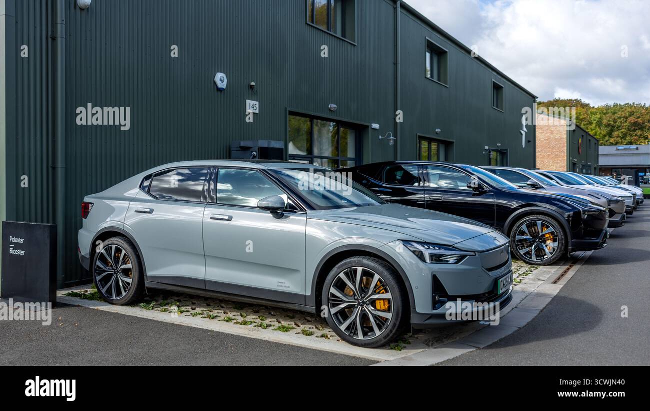 Polestar 2, exposé au Bicester Motion Scramble qui s'est tenu le 5 octobre 2025. Banque D'Images