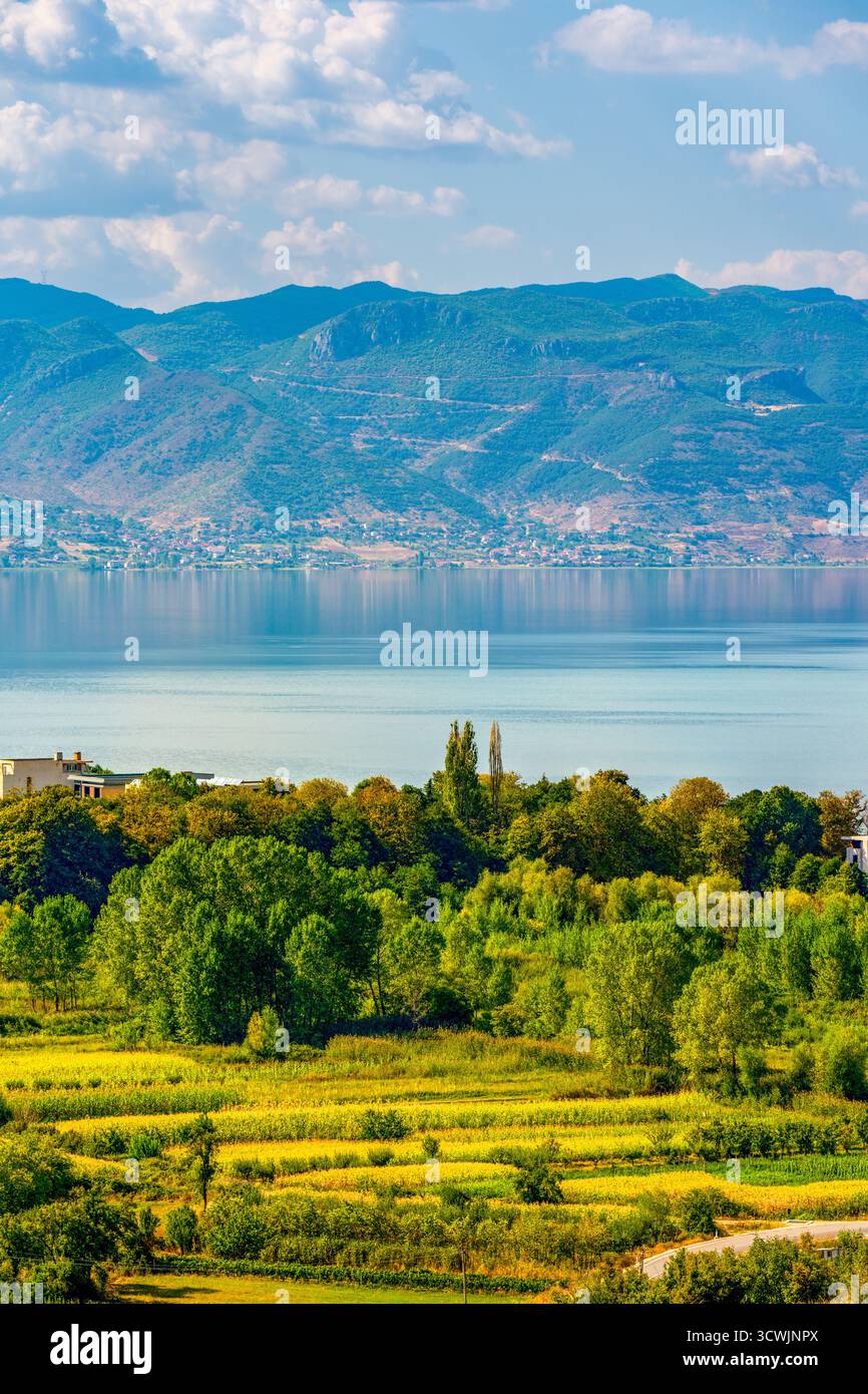Vue panoramique sur le lac Ohrid avec Green Fields et Majestic Mountains en arrière-plan Banque D'Images