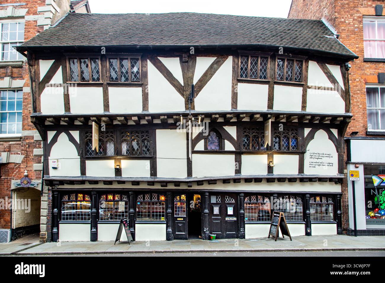 The King's Head, un pub historique situé sur Mardol Street à Shrewsbury, en Angleterre, datant des années 1400 Banque D'Images
