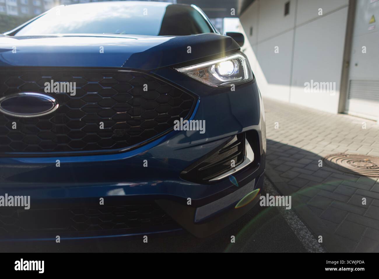 Gros plan du VUS bleu contemporain avec phares avant et calandre. Banque D'Images