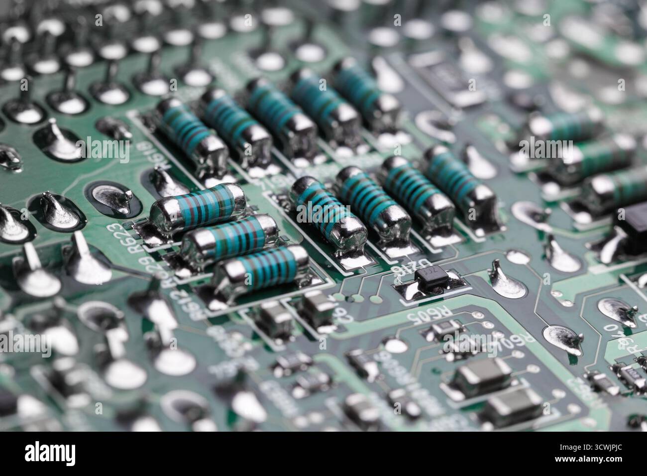 Fragment d'une carte de circuit imprimé avec un groupe de résistances MELF (Metal Electrode Leadless face) en gros plan Banque D'Images