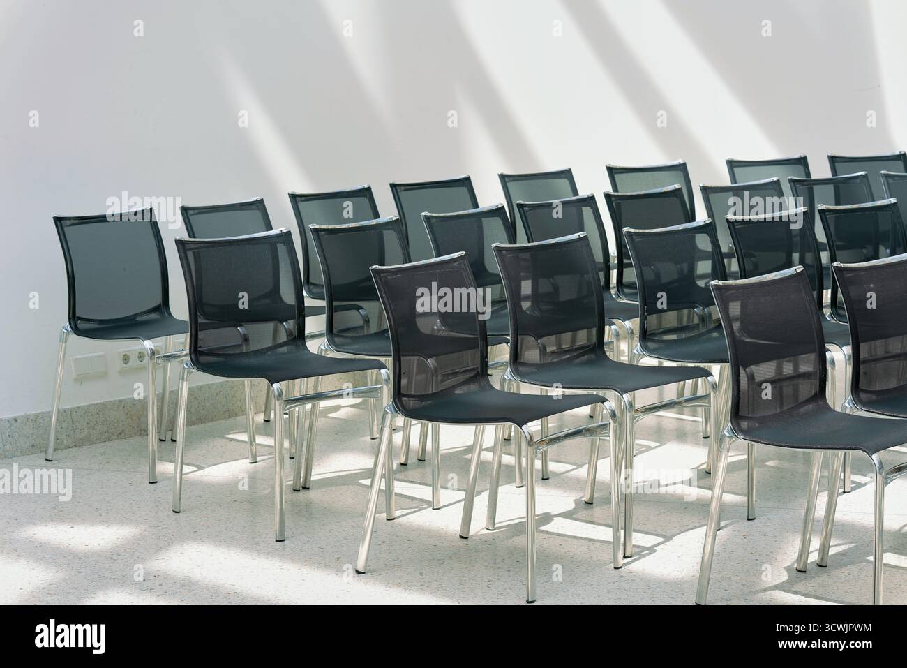 Chaises alignées comme sièges dans une salle pour événements et conférences Banque D'Images
