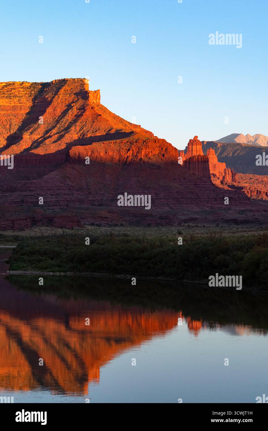 Dernière lumière sur Fisher Towers, reflétée dans le fleuve Colorado, Utah Banque D'Images