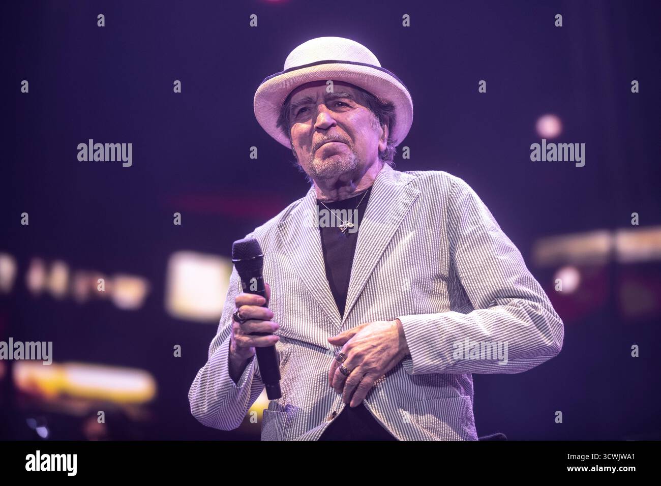 Joaquin Sabina se produisant au Palau Sant Jordi, Barcelone 02 Oct. 2025. Photographe : ALE Espaliat Banque D'Images