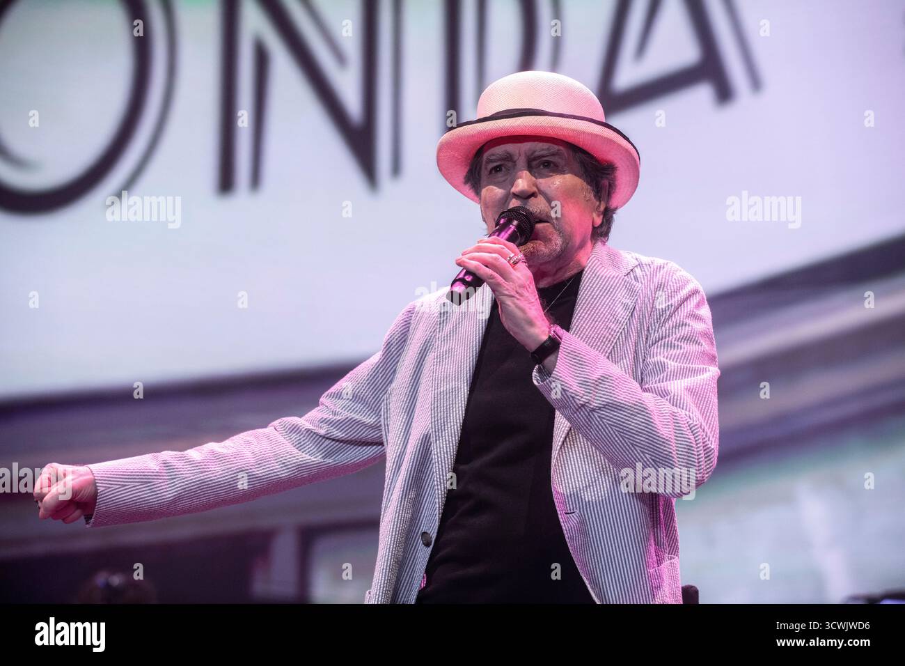 Joaquin Sabina se produisant au Palau Sant Jordi, Barcelone 02 Oct. 2025. Photographe : ALE Espaliat Banque D'Images