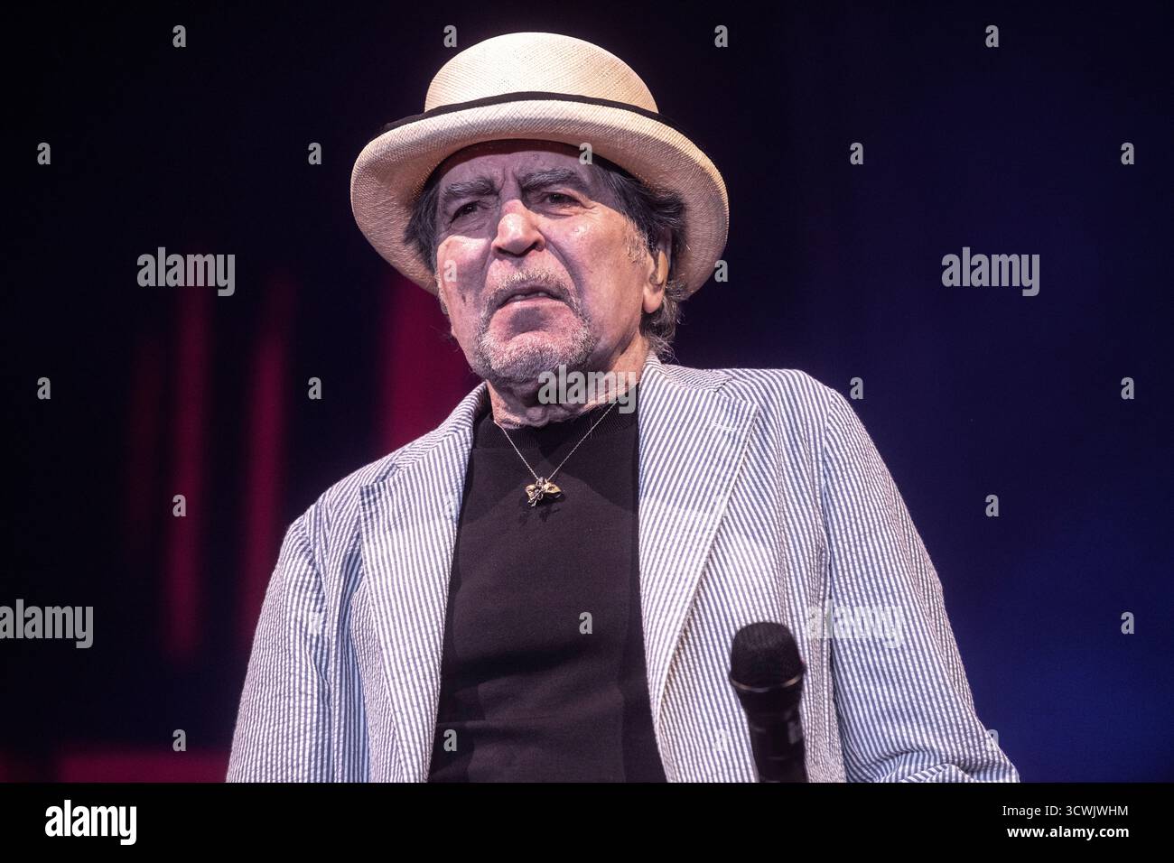 Joaquin Sabina se produisant au Palau Sant Jordi, Barcelone 02 Oct. 2025. Photographe : ALE Espaliat Banque D'Images