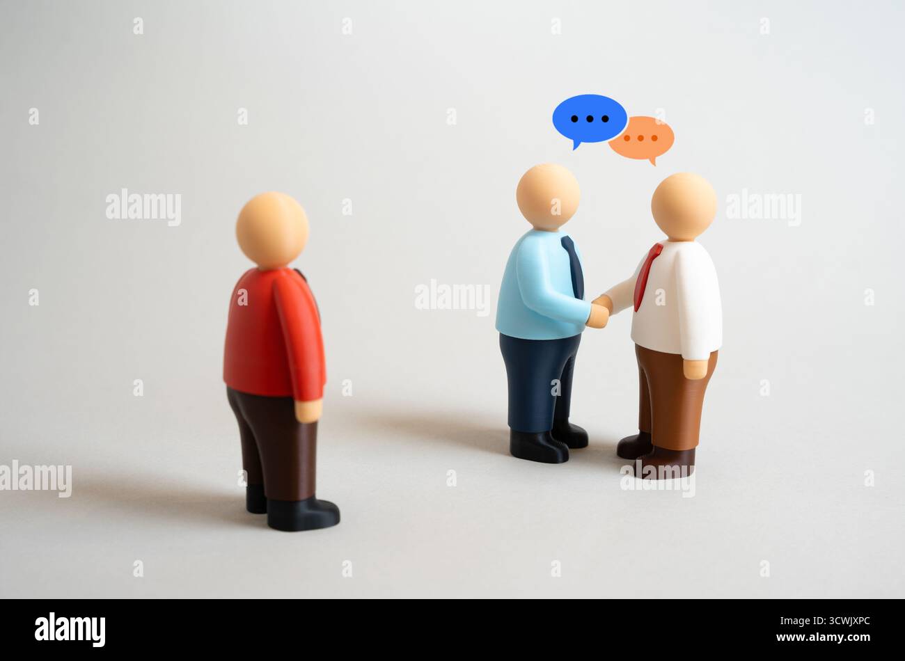 L'employé est contrarié que des questions soient discutées sans sa participation. Peur d'être remplacé par un nouvel employé. Commérages et rumeurs au sein de t Banque D'Images