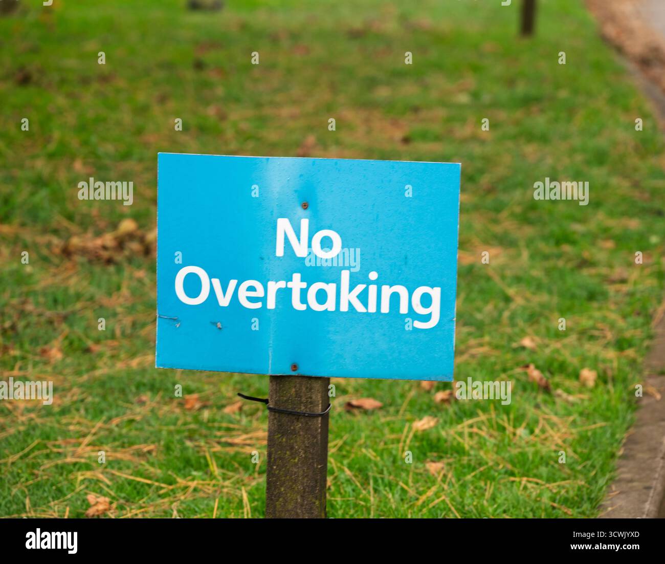 Un panneau « interdiction de dépassement » est affiché pour empêcher les dépassements dangereux sur la route qui précède. Banque D'Images