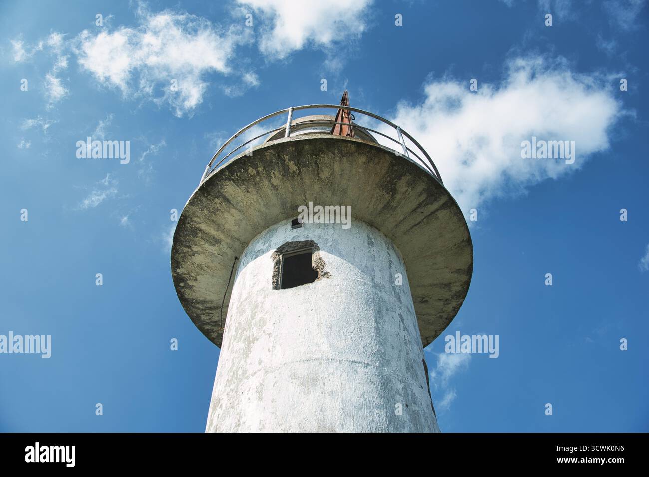 Phare de Neeme sous ciel bleu lumineux Banque D'Images