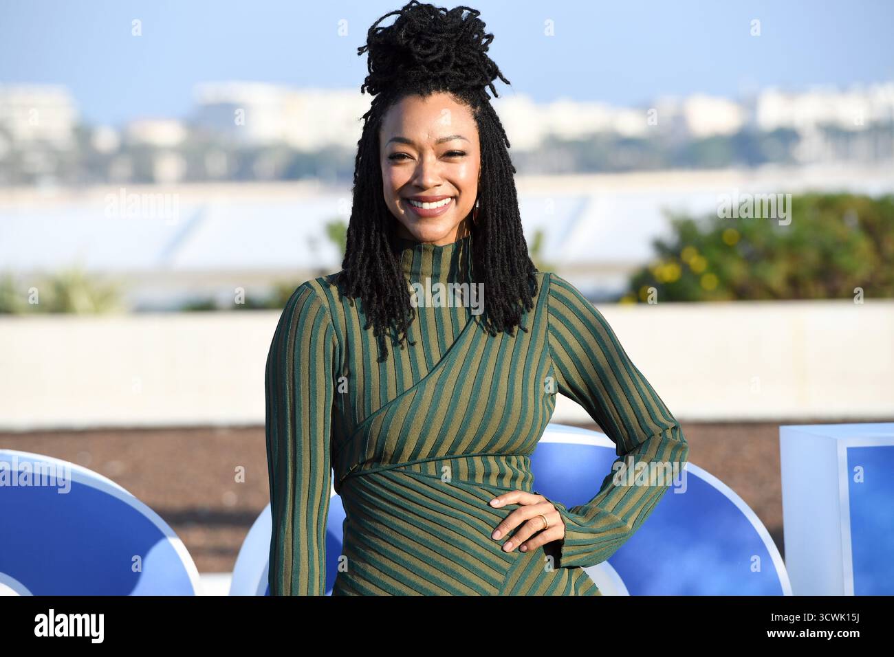 Cannes, France. 12 octobre 2025. Sonequa Martin-Green participe au Boston Blue Photocall lors du MIPCOM Cannes 2025 Palais des Festivals. Crédit : SOPA images Limited/Alamy Live News Banque D'Images