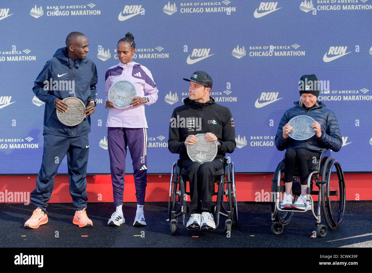 Chicago, États-Unis. 12 octobre 2025. Le premier vainqueur du marathon de Chicago de la Banque d'Amérique, le vainqueur masculin Jacob Kiplimo de l'Ouganda, le vainqueur féminin Hawi Feysa Gejia de l'Ethiopie, le vainqueur masculin en fauteuil roulant Marcel Hug 1er de Suisse et Susannah Scaroni 1er des Etats-Unis à Chicago le dimanche 12 octobre 2025. Photo de Mark Black/UPI crédit : UPI/Alamy Live News Banque D'Images