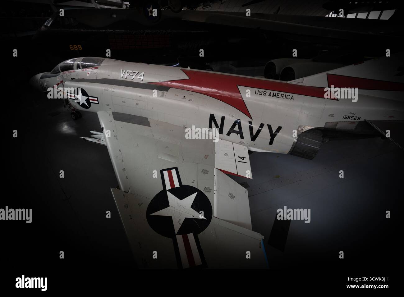 Avion de chasse de L'US Navy exposé dans le hangar du musée de l'aviation Banque D'Images