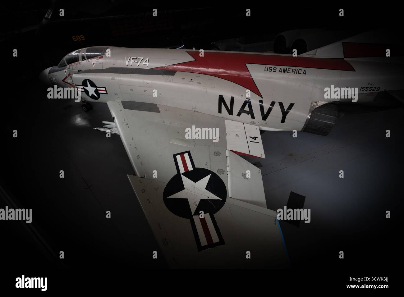 Avion de chasse de L'US Navy VF-74 USS America exposé dans le hangar du musée de l'aviation Banque D'Images