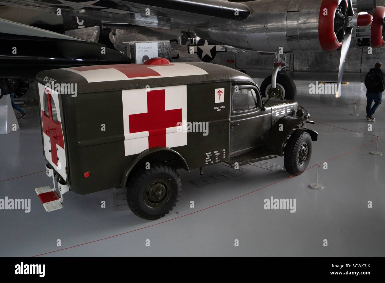 Ambulance militaire de la seconde Guerre mondiale avec des marques de croix rouge dans le hangar du musée de l'aviation Banque D'Images