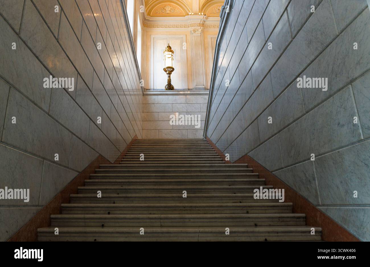 Monza, Italie - 01 juin 2025 : vue intérieure du Palais Royal de Monza, avec un élégant escalier dans la résidence historique. Banque D'Images Monza, Italie - 01 juin 2025 : vue intérieure du Palais Royal de Monza, avec un élégant escalier dans la résidence historique. Banque D'Images