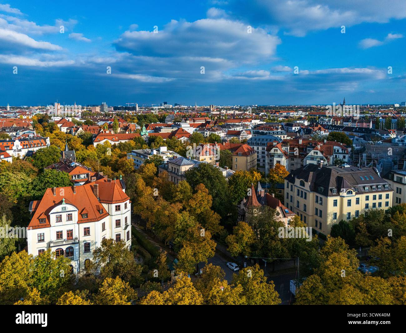 Vue panoramique aérienne de la ville de Munich, Allemagne la ligne d'horizon présente un mélange de monuments historiques et d'architecture moderne, mettant en valeur la tête bavaroise Banque D'Images