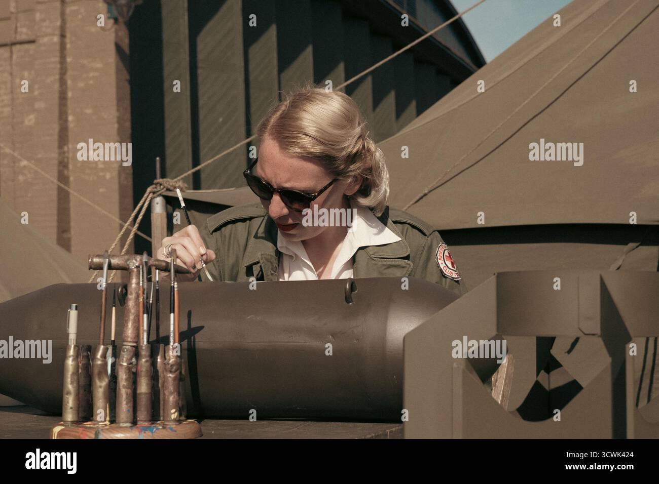 Pilote féminin dans le cockpit d'avions militaires vintage au spectacle aérien Banque D'Images
