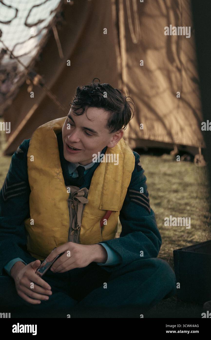 Aviateur de la RAF en uniforme d'époque souriant à l'exposition de l'aviation en temps de guerre Banque D'Images