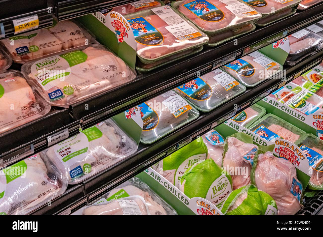 27 août 2025-Ketchum, ID, États-Unis - divers emballages de poulet ou de volaille exposés dans le réfrigérateur d'épicerie-supermarché. Banque D'Images