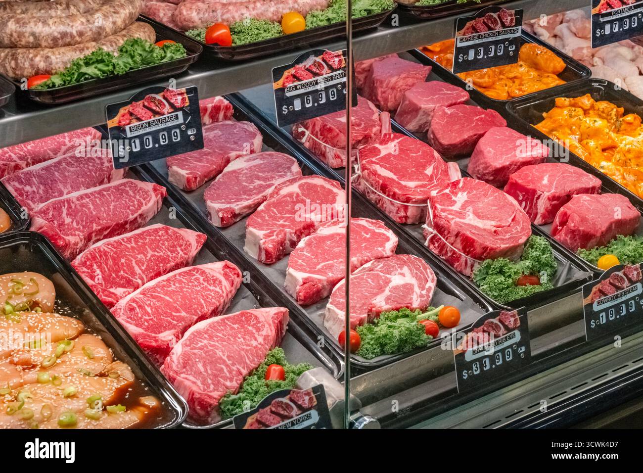 27 août 2025-Ketchum, ID, États-Unis - diverses coupes de viande rouge sur l'affichage dans le boîtier de réfrigérateur d'épicerie-supermarché. Banque D'Images