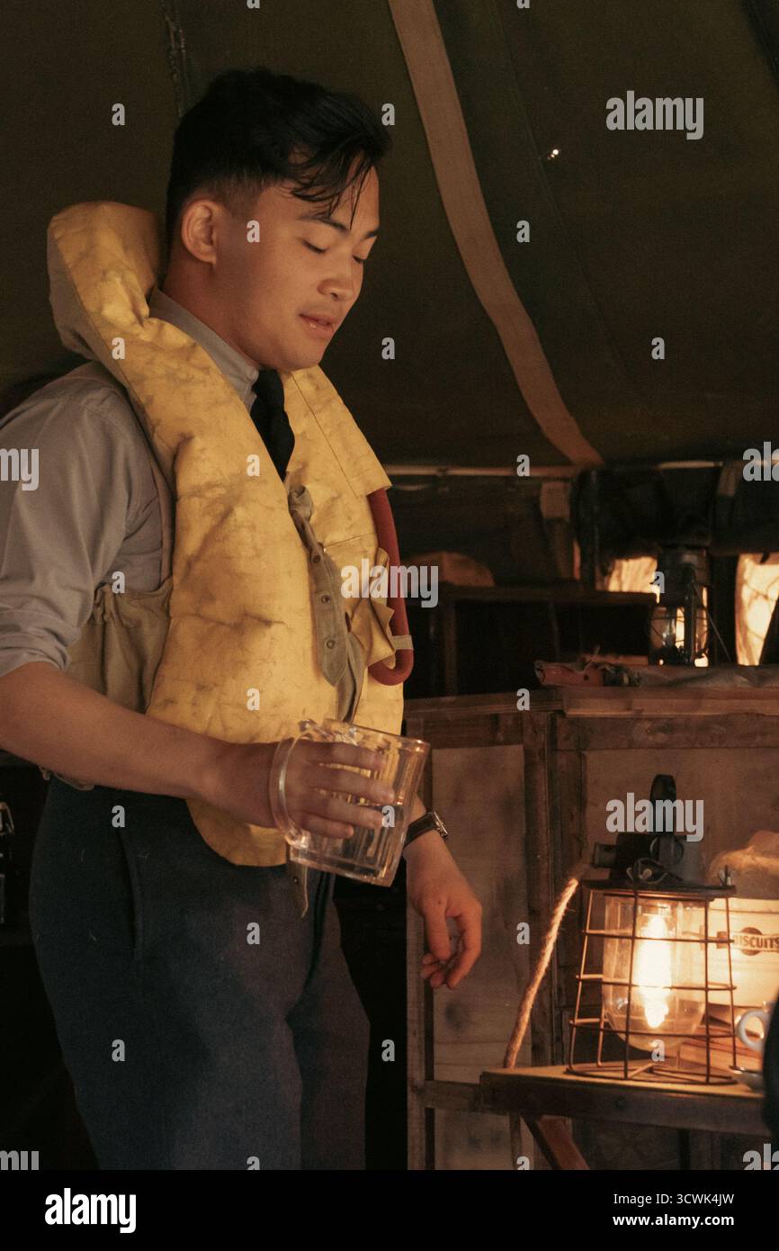 Équipage de la seconde Guerre mondiale en gilet de sauvetage à l'intérieur du cockpit de l'avion à Duxford Banque D'Images