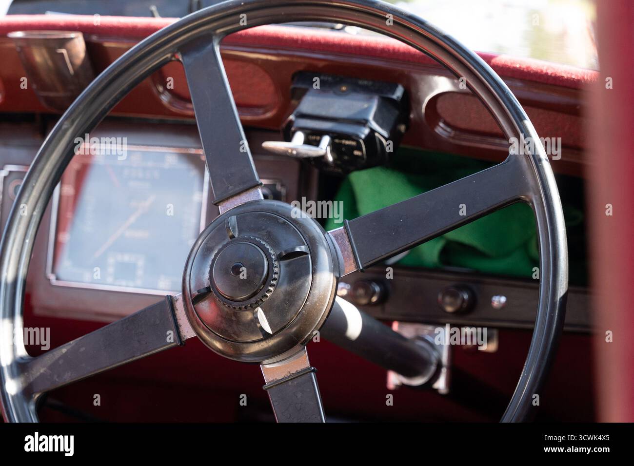 Volant chromé et intérieur de tableau de bord de voiture vintage classique Banque D'Images