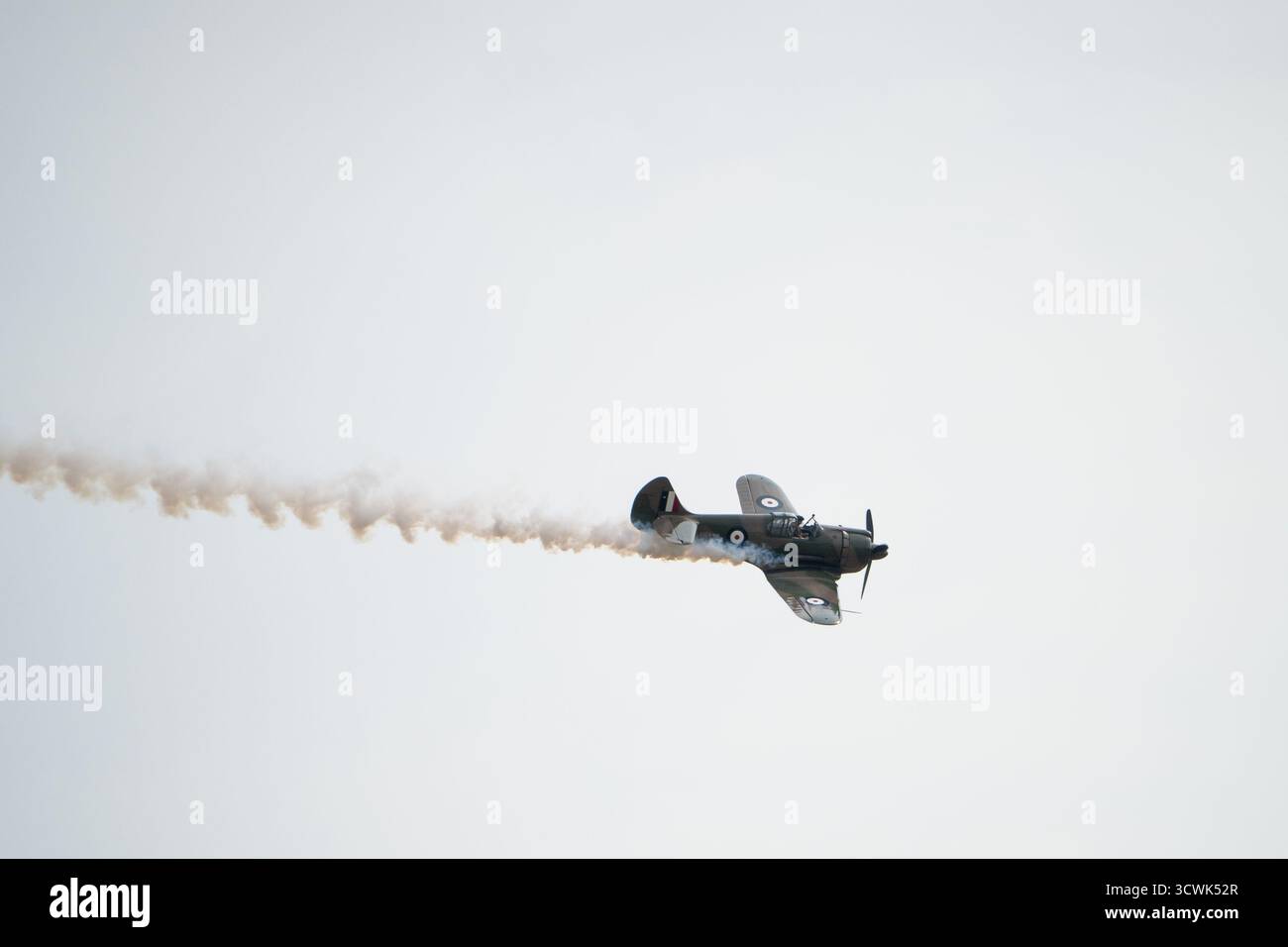 Avion de chasse Hawker Hurricane avec traînée de fumée effectuant un spectacle acrobatique lors d'un spectacle aérien Banque D'Images