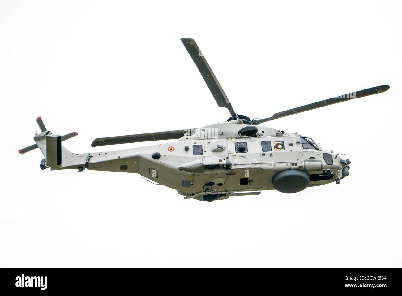Hélicoptère NH90 de la marine espagnole en vol contre le ciel blanc Banque D'Images
