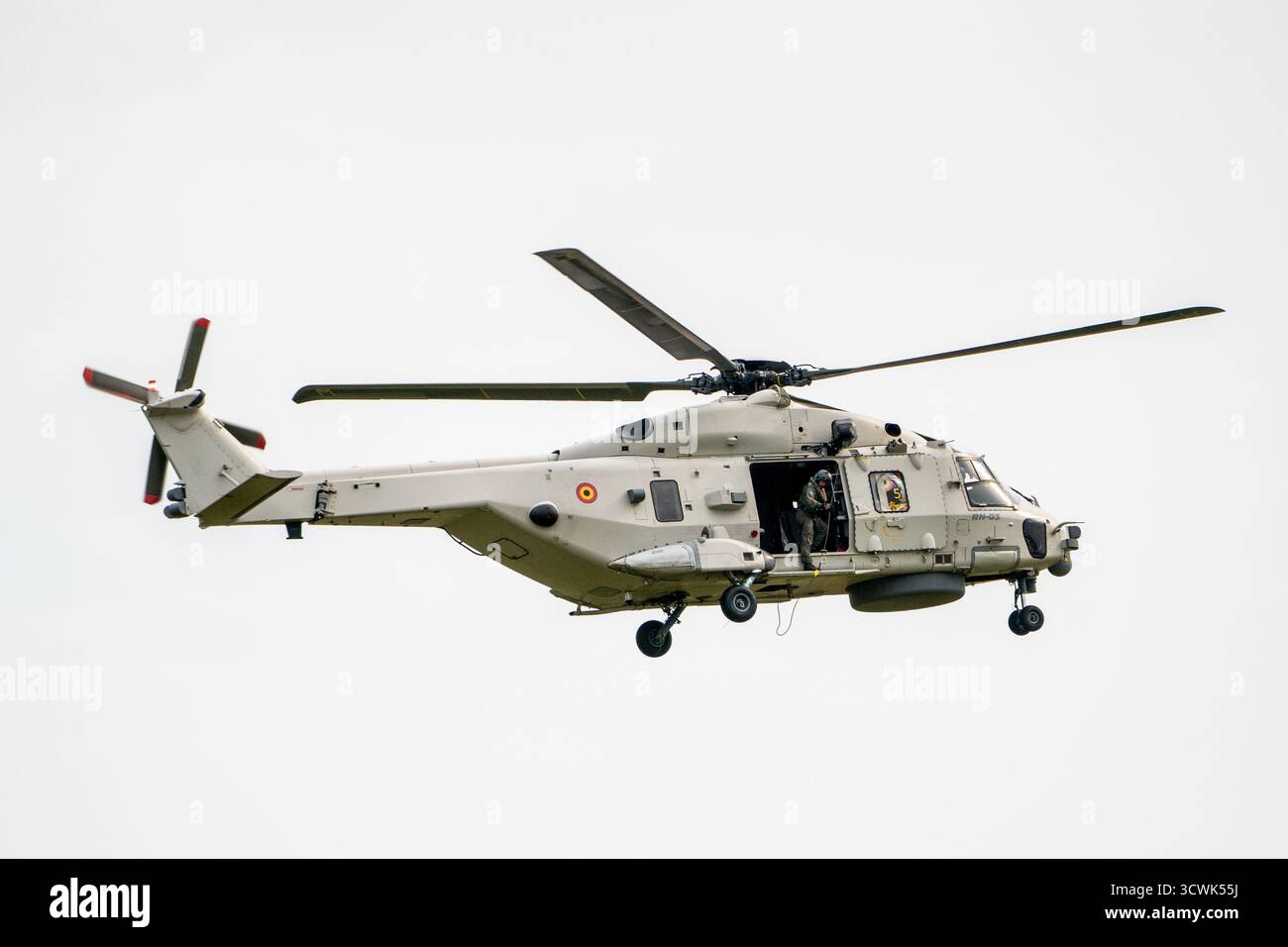 Hélicoptère militaire en vol contre ciel couvert lors d'un spectacle aérien Banque D'Images