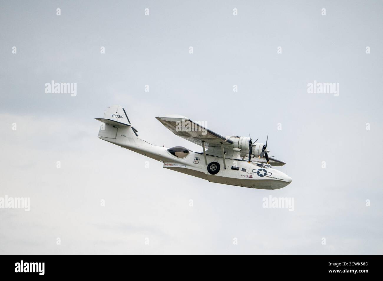 US Navy Consolidated PBY Catalina hydravion en vol contre le ciel couvert Banque D'Images
