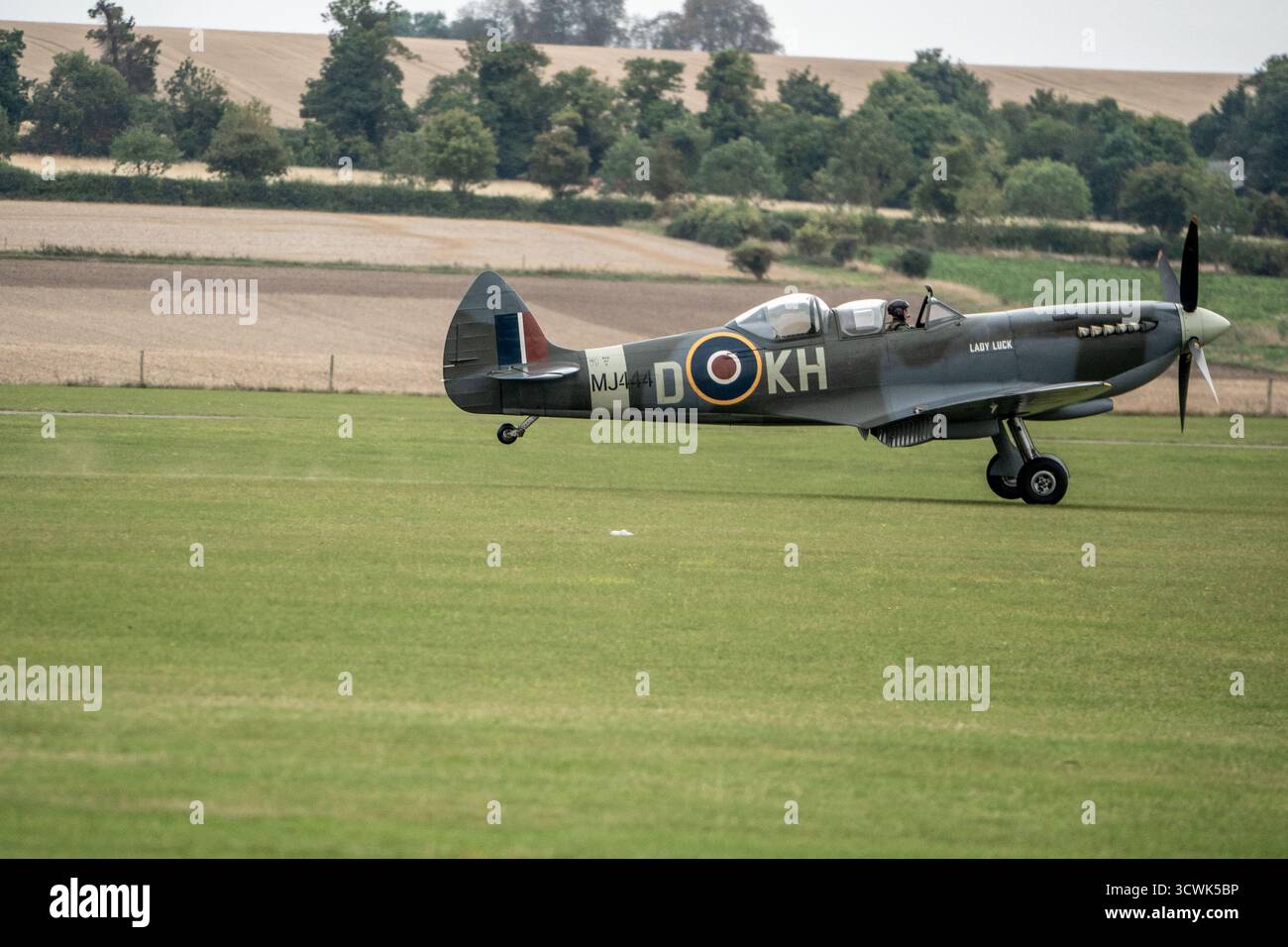 Avion de chasse Supermarine Spitfire roulant sur un terrain d'aviation en herbe à Duxford Banque D'Images