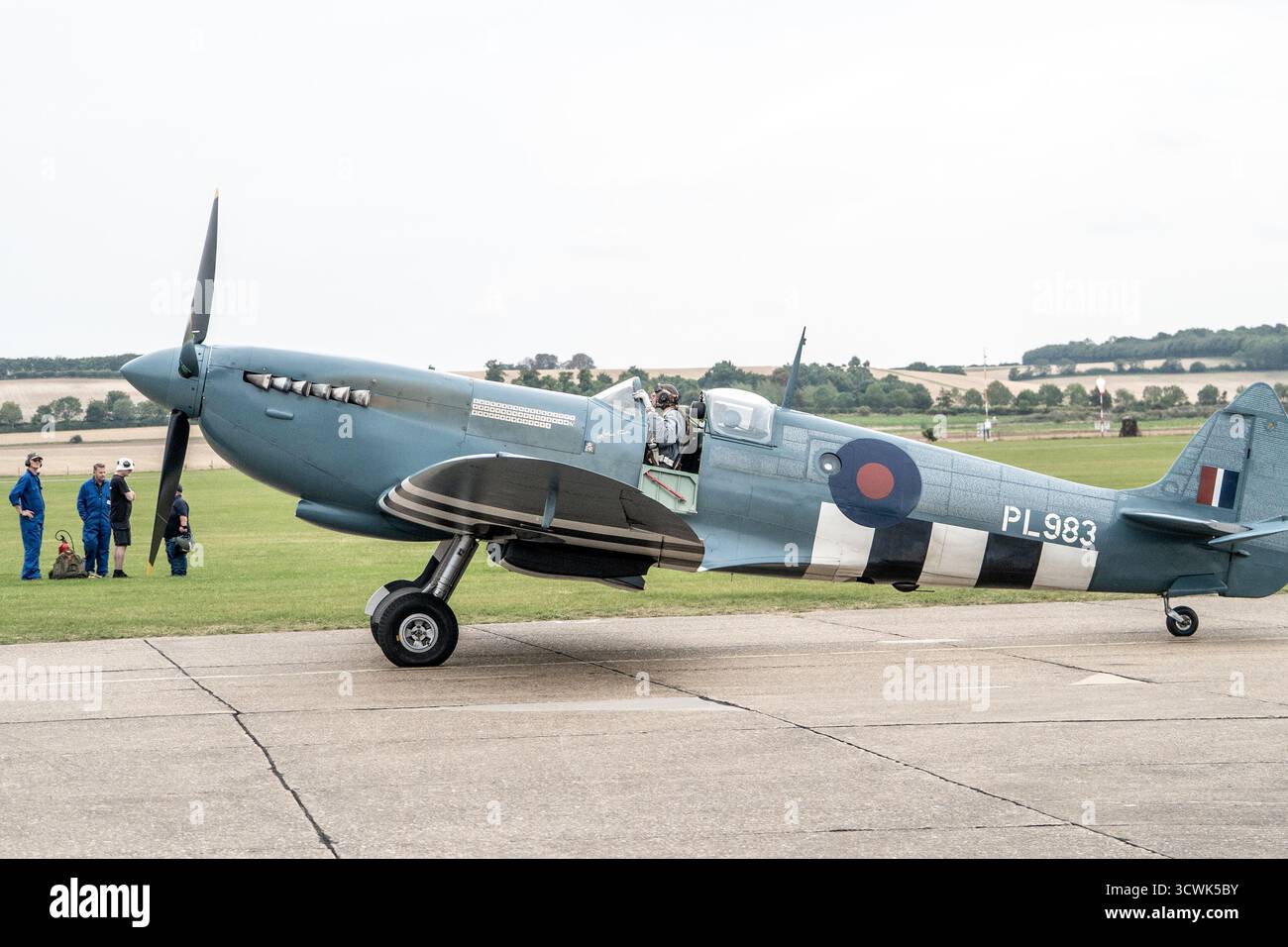 Supermarine Spitfire PL983 avec des bandes d-Day invasion au sol à l'aérodrome de Duxford Banque D'Images