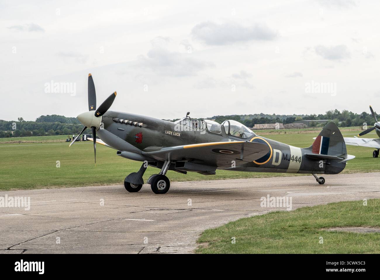 RAF Spitfire Lady Luck MJ444 roulant sur une piste d'aérodrome à Duxford Banque D'Images