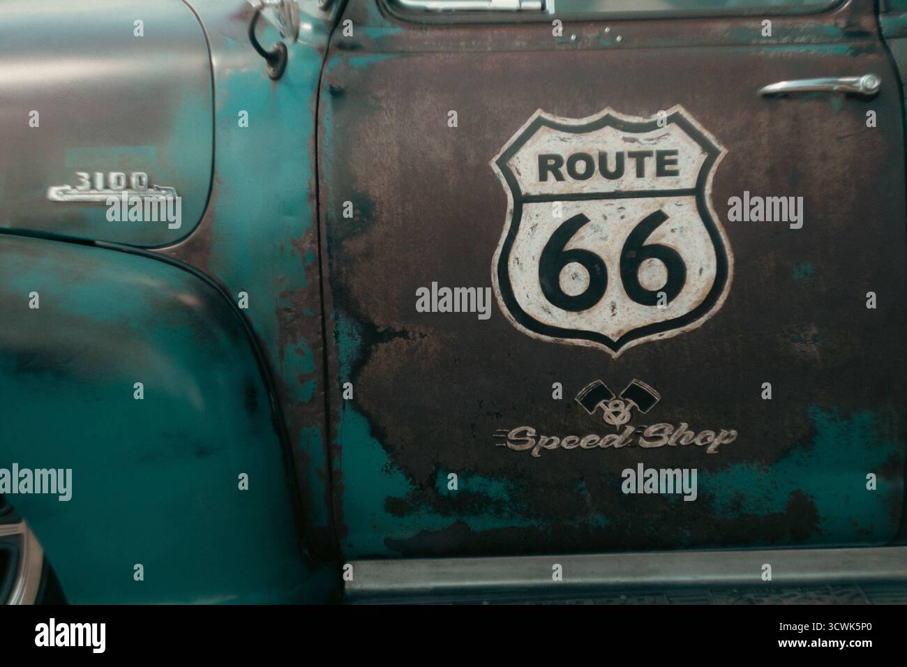 Camionnette américaine vintage avec signe route 66 et marque Speed Shop Banque D'Images