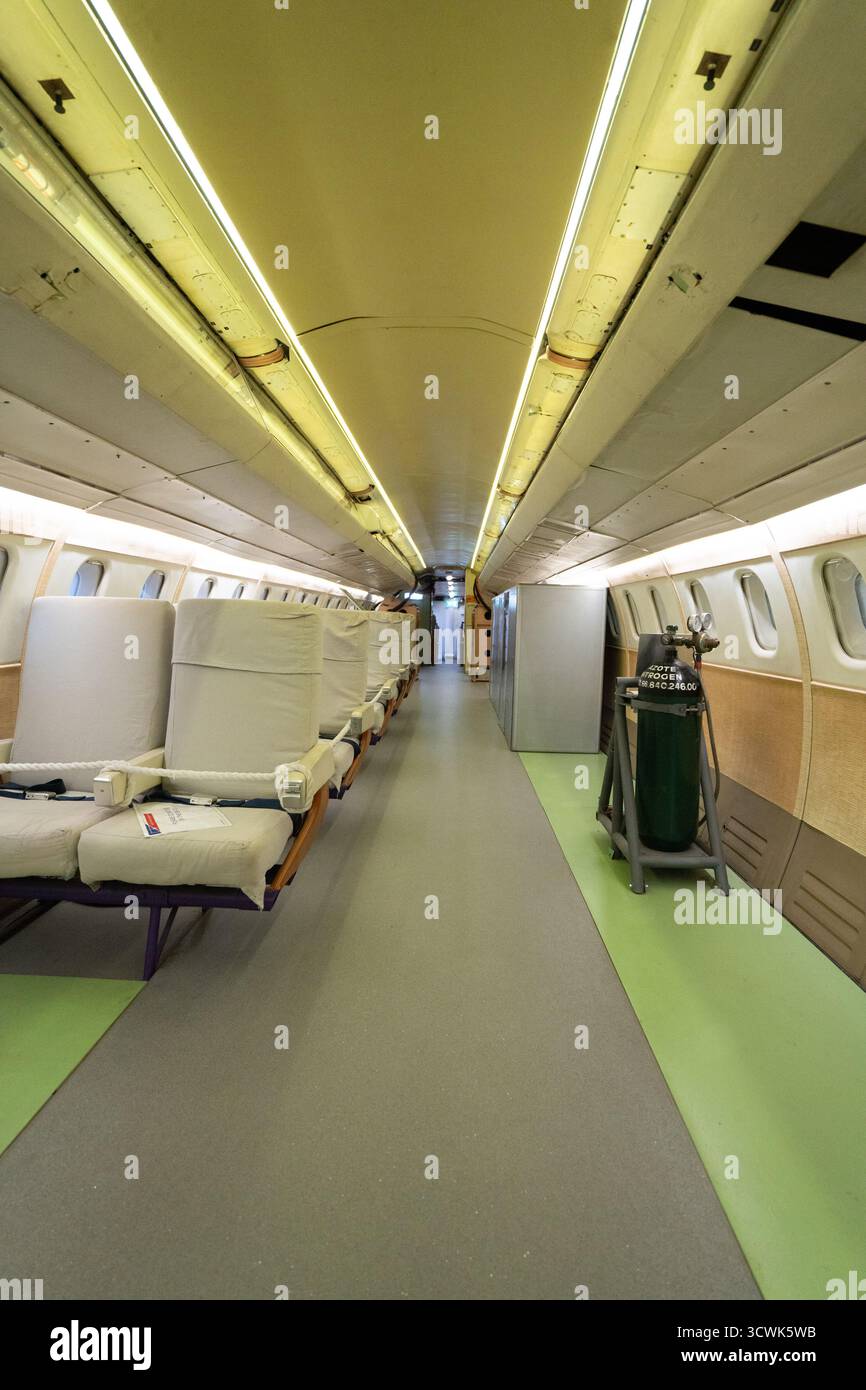Intérieur de la cabine d'avion de ligne vintage avec sièges passagers et allée au musée de l'aviation Banque D'Images