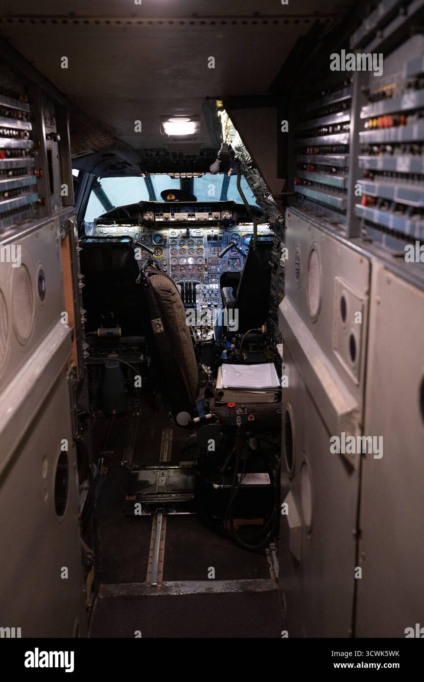 Intérieur de cockpit d'avion vintage avec panneaux de commande et instruments au musée de l'aviation Banque D'Images