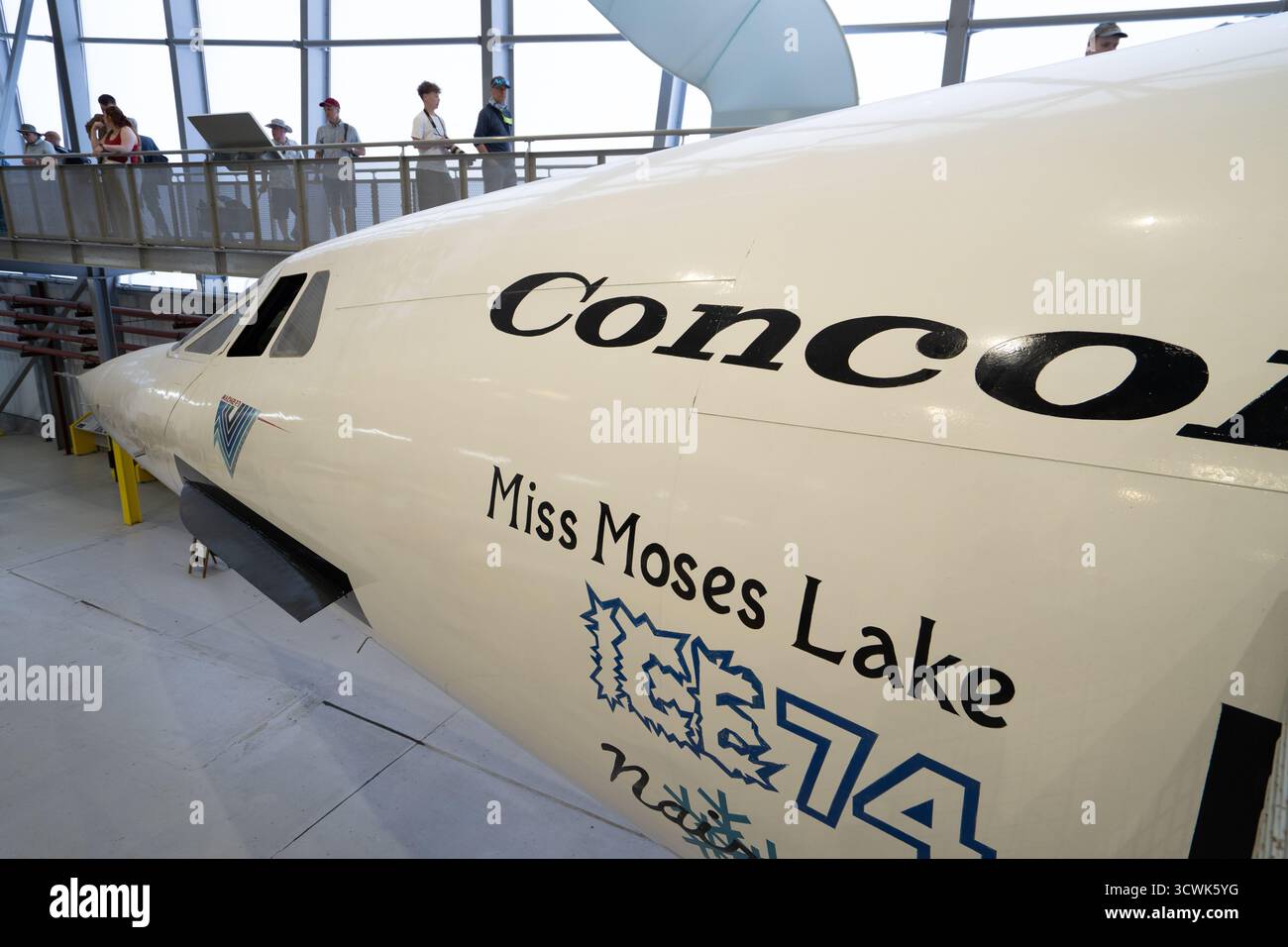 Avion Concorde Miss Moses Lake exposée au musée de l'aviation avec des visiteurs sur la plate-forme d'observation Banque D'Images