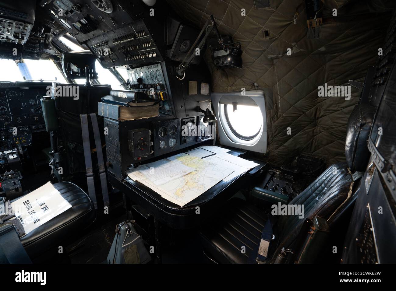 Intérieur du cockpit d'avion avec cartes de navigation et instruments d'aviation vintage Banque D'Images