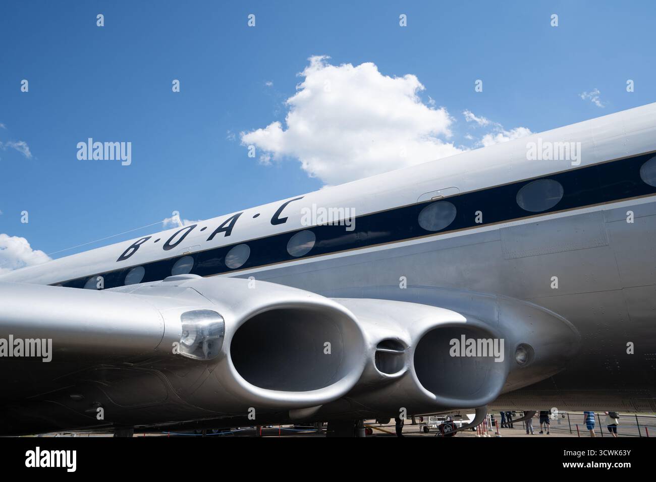 Vue rapprochée des moteurs à réaction et fuselage d'avions BOAC vintage contre le ciel bleu avec des nuages blancs Banque D'Images