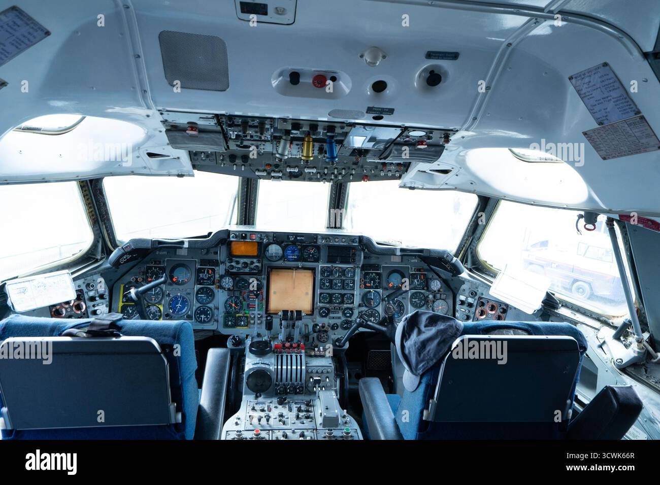 Intérieur du poste de pilotage de l'avion montrant les sièges du pilote et le tableau de bord à Duxford Banque D'Images