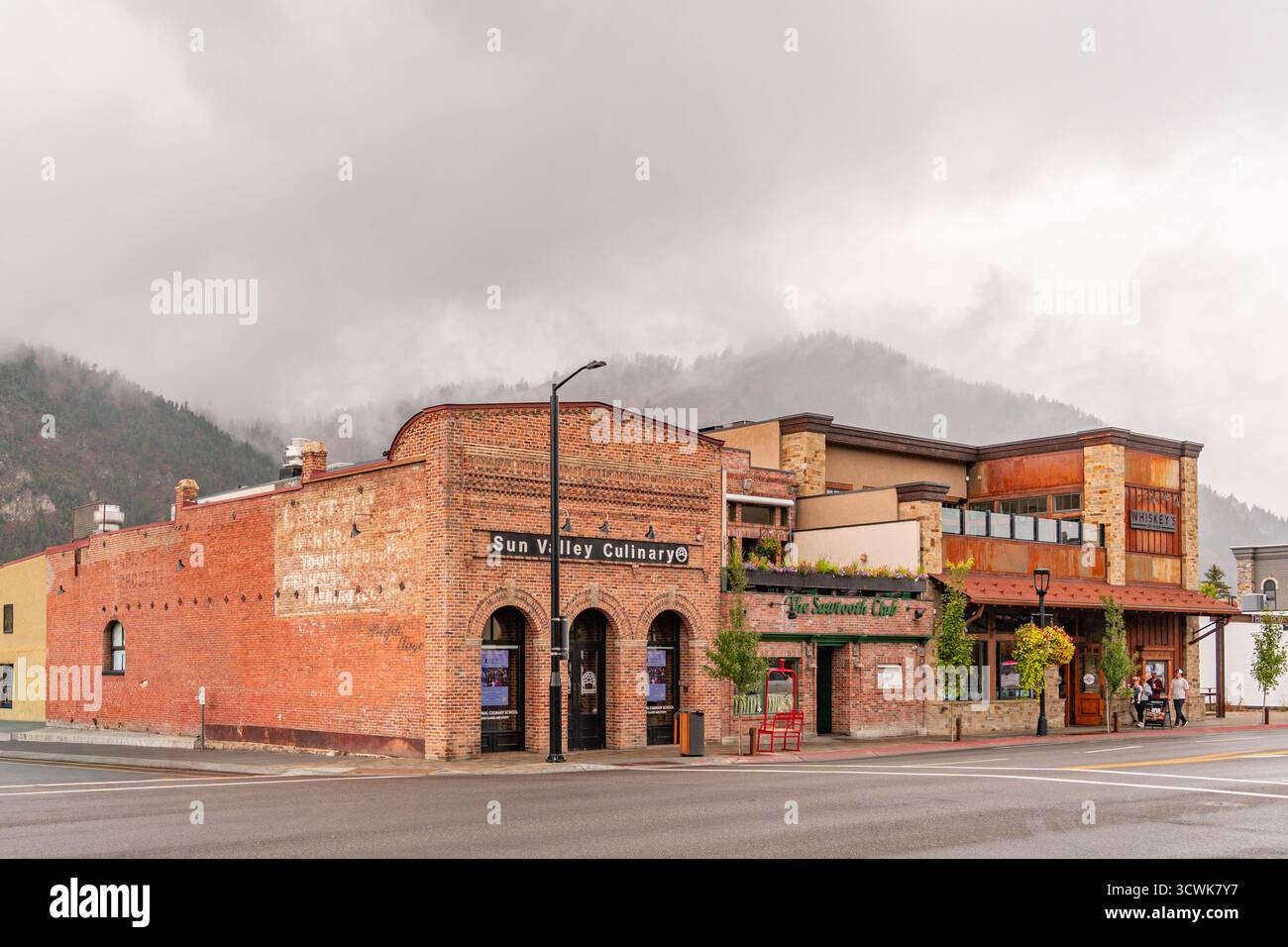 Ketchum, ID, US-27 août 2025 : scène de rue dans le centre historique de cette petite ville avec ses rues pittoresques avec des bâtiments en briques et des boutiques branchées Banque D'Images